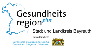 Logo des Bayerischen Staatsministeriums für Gesundheit, Pflege und Prävention mit einem blauen Umriss der Bayernkarte, dem Wort "plus" und dem bayerischen Staatswappen.